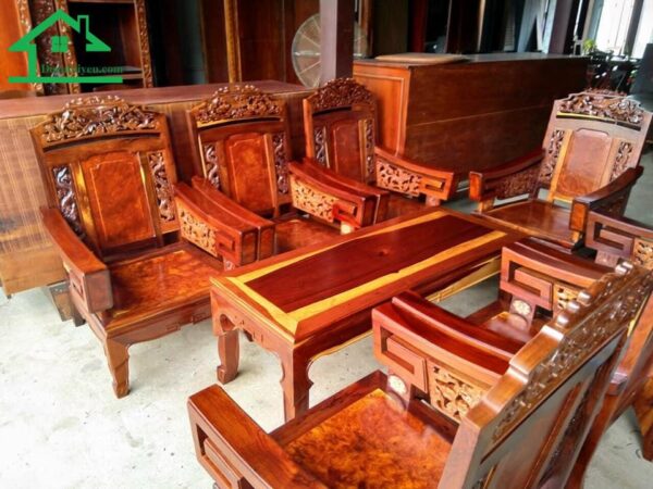 Lựa chọn đơn vị chuyên thu mua bàn ghế gỗ cũ giá cao